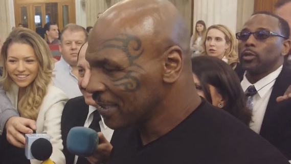 MIKE TYSON a ajuns în România şi a declanşat o adevărată nebunie la Senat!