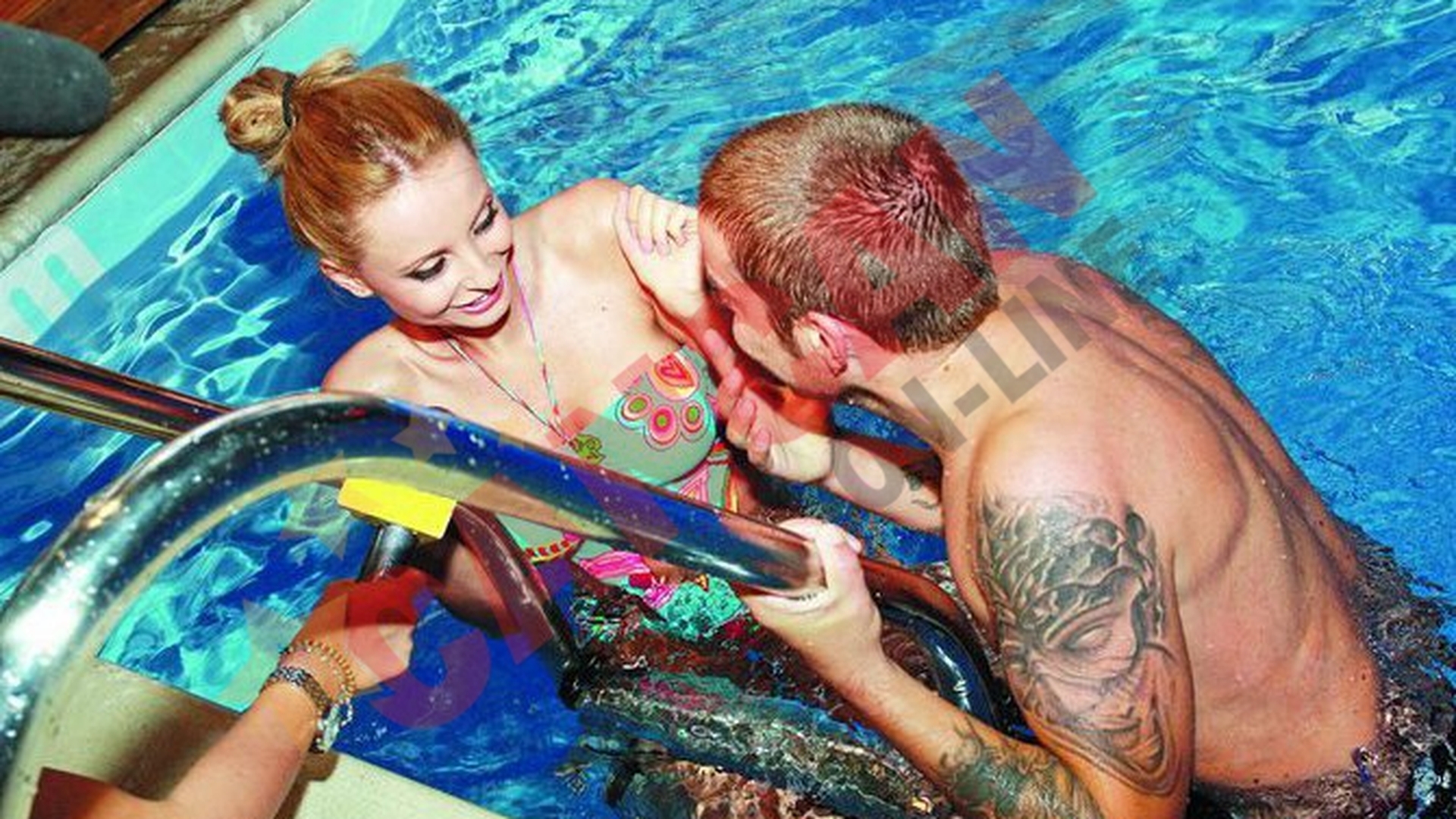 Un tatuat a acostat-o la piscina