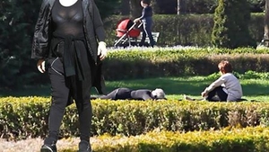 Ai spune că nu-i normal la vârsta ei, dar… O cunoscută cântăreaţă a făcut ”plajă” în mijlocul parcului!