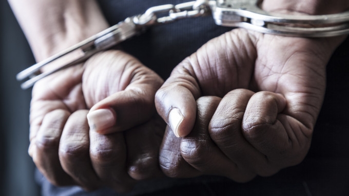 Vrancea: Tânăr reținut pentru ultraj. I-a dat un cap în gură unui polițist