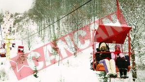 Zeci de turisti blocati in telescaun la Straja