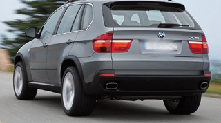Un hot a furat un BMW X5 lasat cu cheile in contact