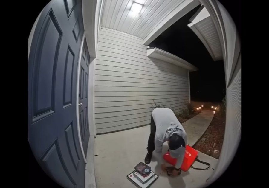 Ce a făcut acest livrator, după ce a scăpat pe jos caserola cu aripioare de pui. Imagini surprinse cu camera de supraveghere/ sursă foto: youtube @ News4JAX The Local Station