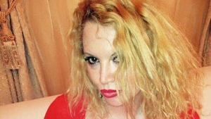 VIDEO! OANA LIS, fără inhibiţii! Blonda dansează lasciv la o terasă:‘’Zici că te reverşi...’’