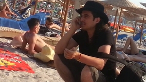 Fata nevazuta a actorului Vasile Calofir. Ce a facut pe plaja, in mijlocul multimii. L-a apucat o mancarime, si....