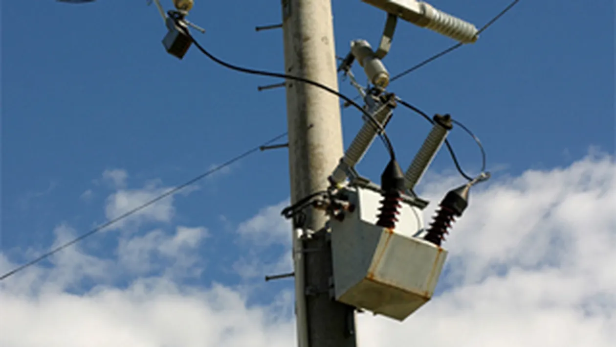 Un tanar a murit dupa ce s-a electrocutat in timp ce remedia o defectiune pe un stalp