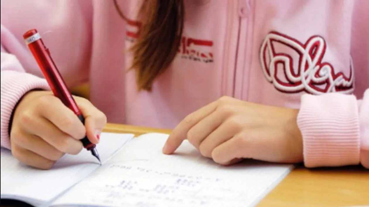 O elevă din Vaslui i-a trimis o scrisoare primarului prin care îi cere un telefon pentru școala online. Ce i-a răspuns edilul