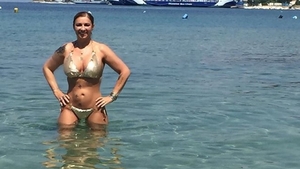 Anamaria Prodan a stârnit un val de controverse după ce s-a afișat în costum de baie: ” Doliul a apus în fața banilor”