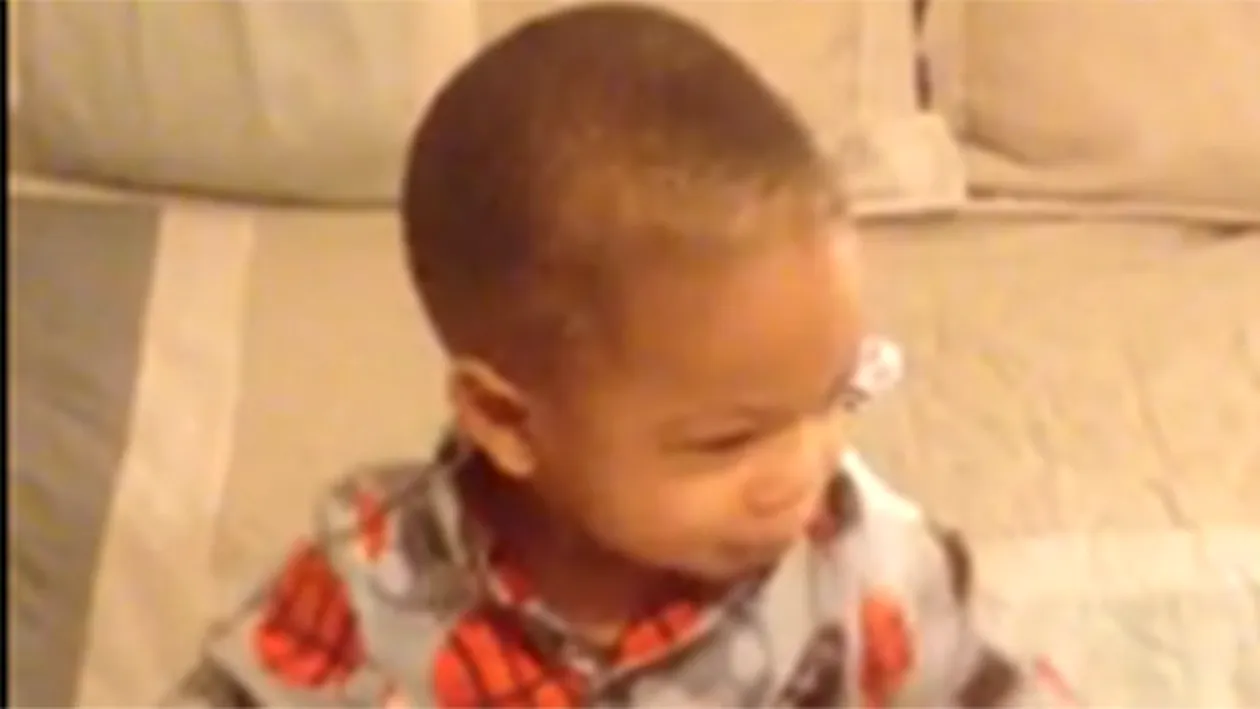 VIDEO Are muzica in sange! Reactia adorabila a acestui bebelus, cand mama lui il trezeste pe piesa lui preferata