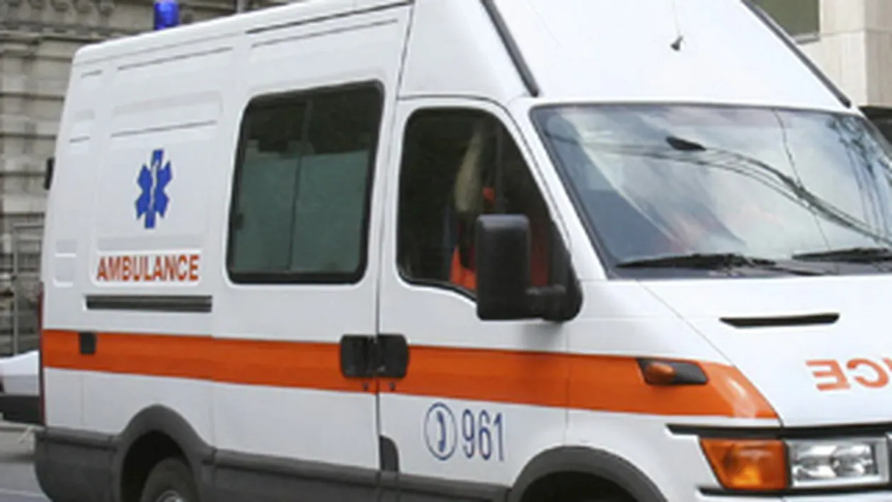 Un copil a cazut din autobuz, dupa ce s-a jucat la sistemul de siguranta