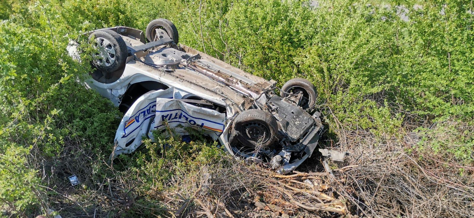 O mașină de poliție, spulberată de un tren în Prahova! Unul dintre agenți a murit, iar autoturismul a fost distrus complet în urma impactului violent