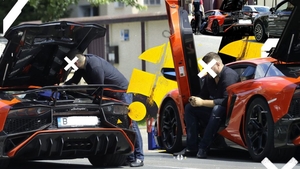 L-a lăsat în drum Lamborghini-ul de 150.000 de euro. Imagini rare cu bolidul care s-a “stricat” din senin