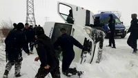 VIDEO. Urgie pe șosele: microbuze răsturnate, tiruri care au derapat, zeci de mașini blocate. Situația traficului la ora 13.00