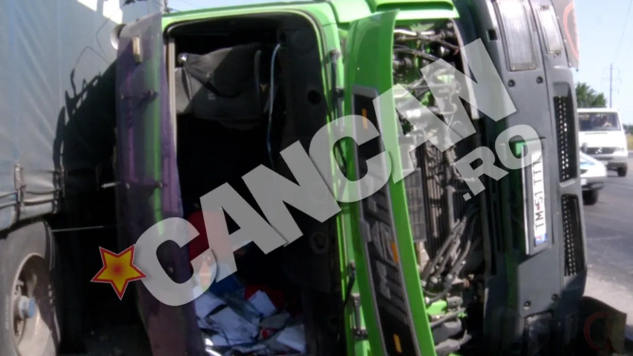 Imagini spectaculoase cu plaja aparuta intr-un giratoriu din Timisoara, dupa ce un tir cu 40 de tone de nisip s-a rasturnat!