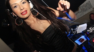 Dj-ul care mixează topless a primit 500.000 euro pentru a-şi ierta părinţii naturali