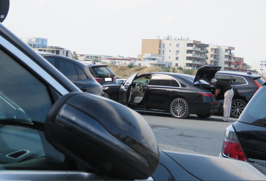 Dan Diaconescu face puțină ordine în portbagajul Mercedesului de 100.000 de euro, în așteptarea fetelor (Foto: CANCAN.RO)