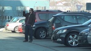 Florin Piersic jr. isi spioneaza vecinii! Paparazzii l-au filmat facand ASTA in miezul zilei! VIDEO