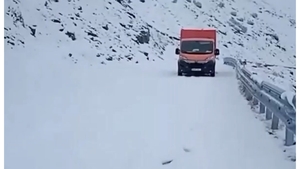 Zăpadă de 40 de cm în România! Accesul a fost limitat, drumarii muncesc de zor cu utilajele de deszăpezire