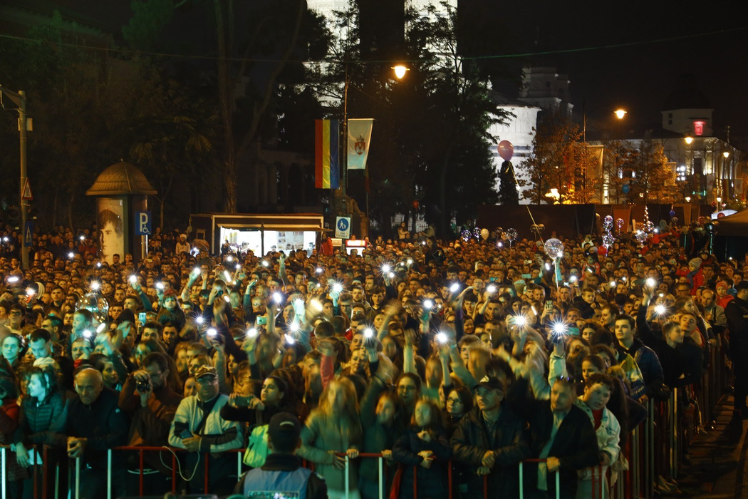 Alex Velea, apariție șocantă pe scenă la Sărbătorile Iașiului. Cum a venit îmbrăcat