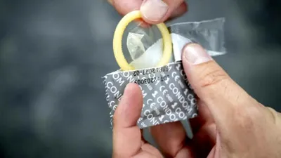 Inflație și-n dormitor: prețul prezervativelor sare în aer din cauza războiului