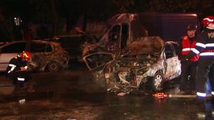 VIDEO / Imagini NECENZURATE de la accidentul groaznic din Capitală! Martorii filmau scenele de iad, victimele arse şi se aud exploziile: "Amândoi mişcă, nu sunt morţi!"