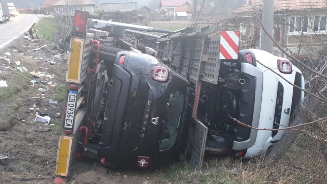 Accident în Vâlcea: Două TIR-uri s-a ciocnit, de pe o platformă au căzut mașini