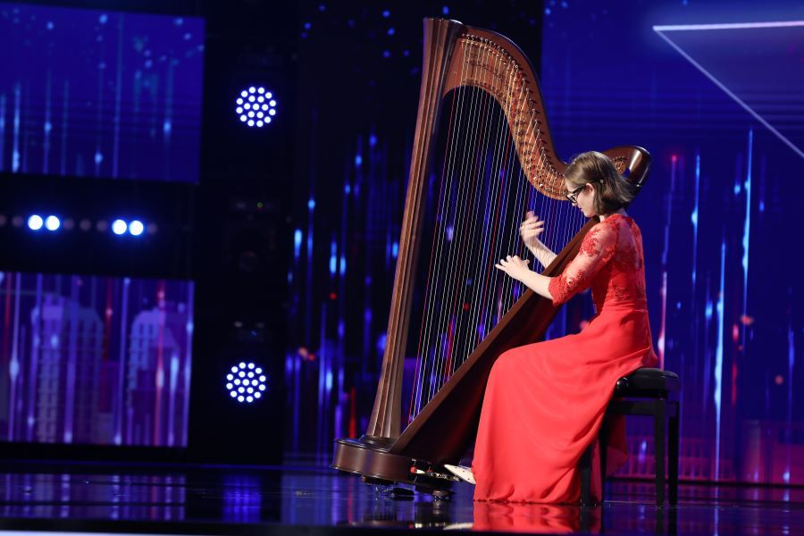 Daria Batschi i-a impresionat pe jurați și a primit al cincilea Golden Buzz. Cine este ”fata cu harpa”