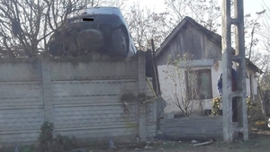 "Cascadorie" într-o localitate din Dolj. Un șofer băut și fără permis s-a urcat cu maşina pe gardul unei locuinţe