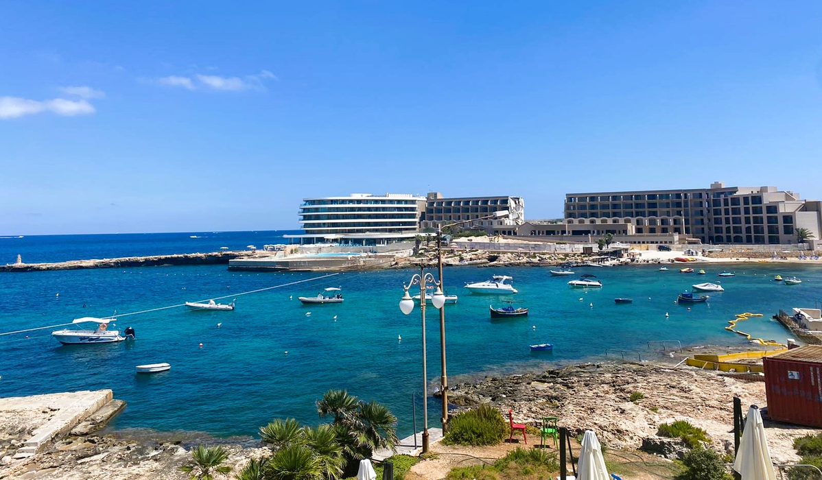 Așa arată un concediu de 8.200 lei în Malta! Ce au primit să mănânce doi turiști români în restaurantul unui hotel de 4 stele din Mellieha
