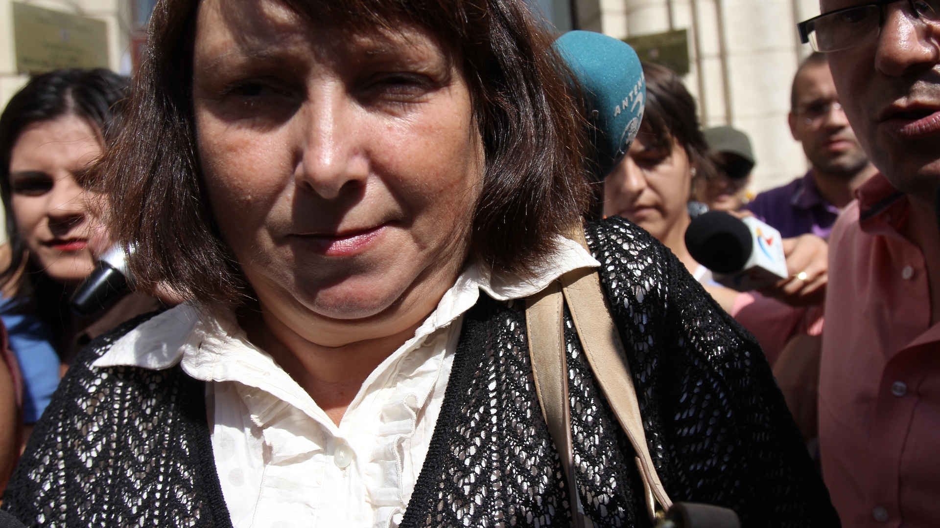 Tanara care i-a dat drumul cainelui ucigas traieste pe picior mare. Se plimba cu masini de lux si are avocat langa Cismigiu