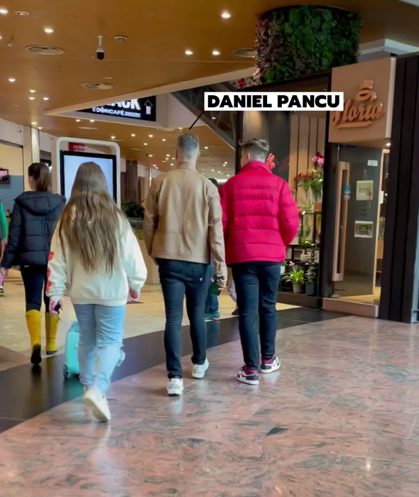 Daniel Pancu s-a relaxat la mall alături de copiii din căsătoria cu prima soție, Mihaela (Foto: CANCAN.RO)