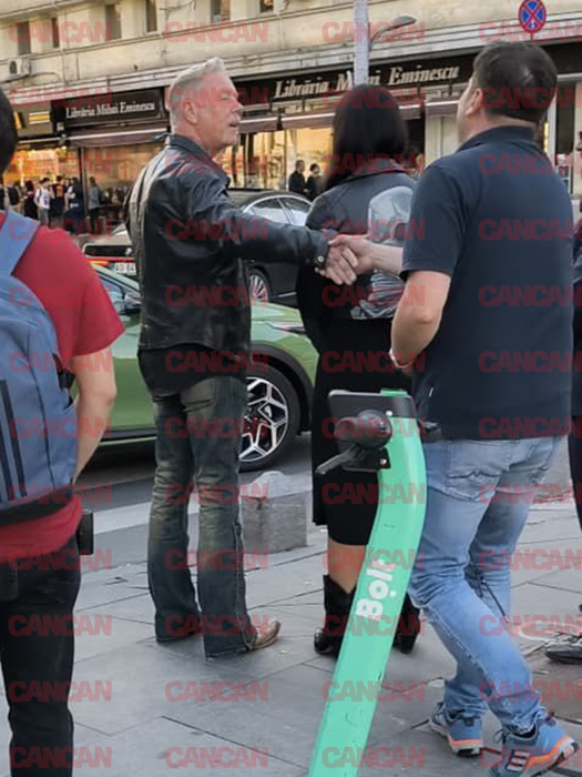 James Hetfield și proaspăta logodnică au atras toate privirile în centrul Capitalei. Solistul trupei Metallica, „lună de miere” în România