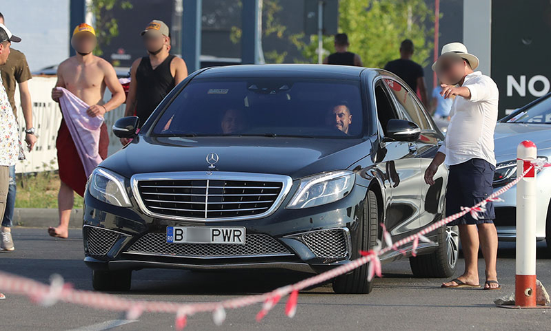 Şoferul lui Edi Chioru primeşte indicaţii cu privire la locul unde poate să parcheze