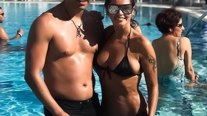 Oana Zavoranu, pozată într-o poziție de infarct în timp ce stă la plajă în costum de baie. Detaliile surprinzătoare de pe posterior