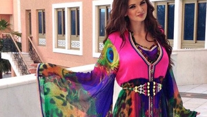Ramona Gabor, aproape de nerecunoscut! Uite-o cu cel mai încărcat machiaj pe care l-ai văzut vreodată! Cum îi stă?