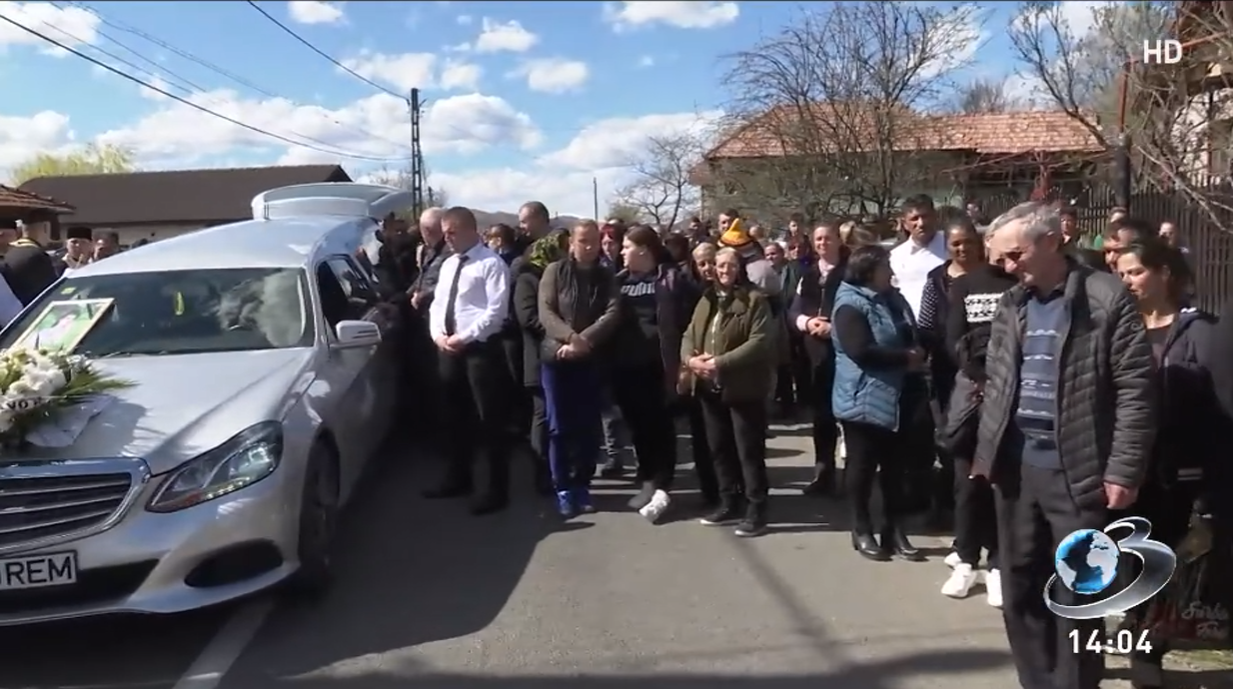 Andreea este condusă pe ultimul drum/ Sursa foto: Captură Antena 3 CNN