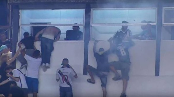 Tragedie la un meci de fotbal! Un fan a murit şi alţi trei au fost răniţi