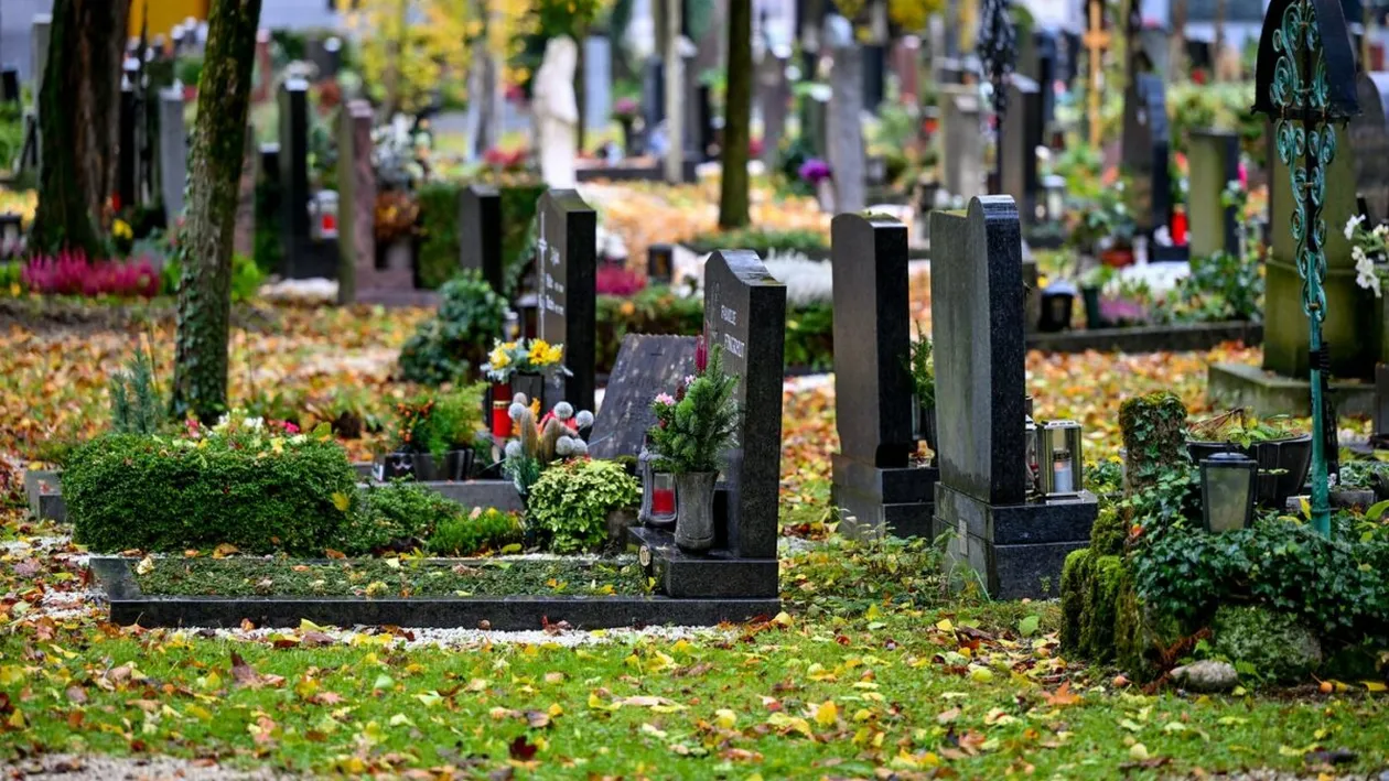 O femeie bogată a furat florile și jucăriile dintr-un cimitir, timp de 7 luni. După o înscenare ca în filme, polițiștii au aflat de ce o făcea