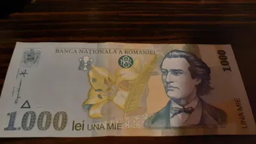 Tu mai ai așa ceva acasă? Cu cât se vinde o bancnotă de 1000 de lei din 1998, cu chipul lui Mihai Eminescu