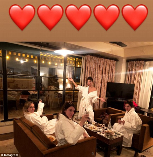 Femeia cu cei mai frumoşi sâni naturali din lume s-a căsătorit! Imagini senzationale din culisele nuntii lui Emily Ratajkowski