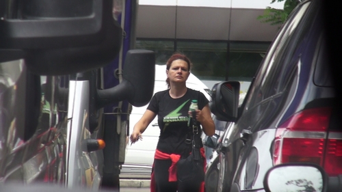 Maria Buza a dat in mintea cainilor! Vezi ce-a facut cand si-a scos cainele la plimbare!