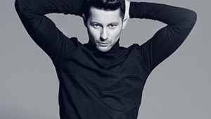 Nici nu s-a întors bine din vacanţa că Adrian Sînă s-a şi pus pe treabă! A lansat un nou single!