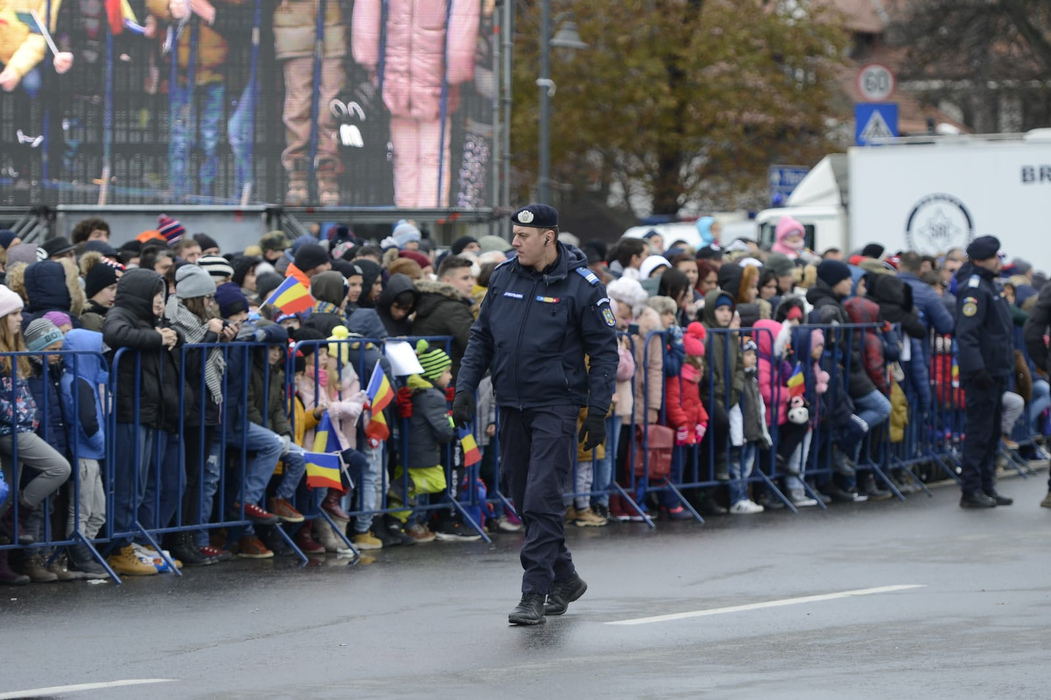 EXCLUSIV. Cine și-a făcut apariția la parada de 1 Decembrie! Cei prezenți au crezut că nu văd bine: ce ținută a purtat