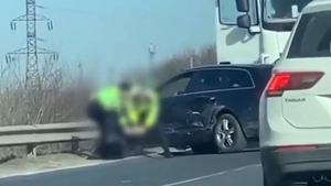 O polițistă a fost filmată în timp ce lovea cu piciorul în cap un bărbat. Totul s-a întâmplat pe Autostrada Soarelui