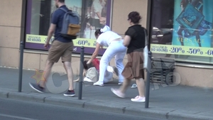 IMAGINI SOCANTE! O tanara a fost batuta in plina strada, de catre o angajata aflata in timpul serviciului!