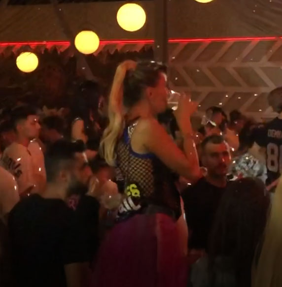 Crina Abrudan a făcut spectacol la LOFT. Nu a renunțat la paharul cu vin nici când a urcat pe masă