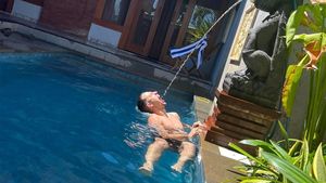 Ce a pățit turistul din imagine, după ce a băut apa din piscina vilei în care era cazat, în Bali
