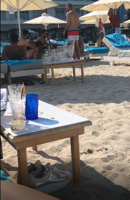 Pleșca își aprinde țigara
