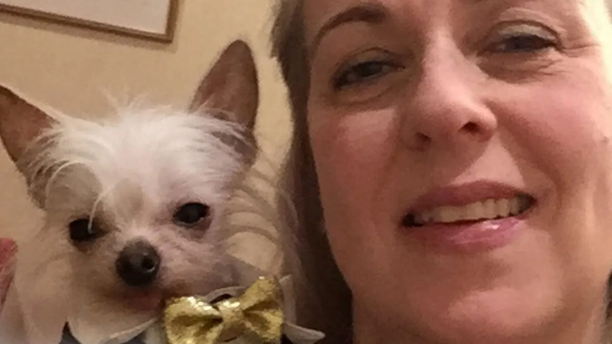 Părăsită de soț, femeia din imagine s-a cuplat cu cățelul ei. Ieșim la restaurant și dansăm împreună