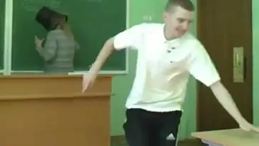 Nu mai exista pic de respect! O profesoara a plictisit atat de tare un elev, incat acesta i-a pus cosul de gunoi in cap - VIDEO Incredibil!